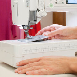 Elna eXcellence 720PRO Austausch der Stichplatte